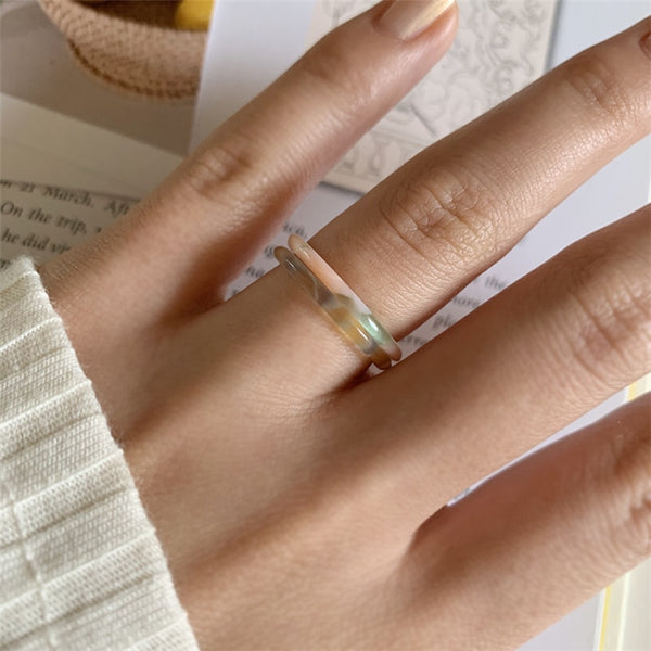 Anillos elegantes y coloridos de resina acrílica transparente