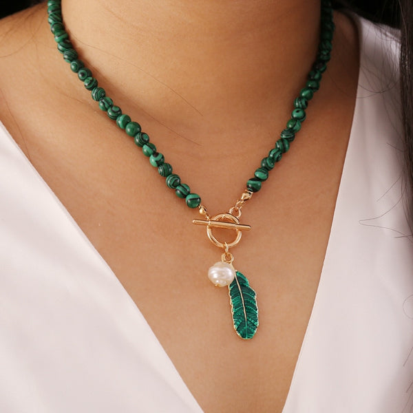 Collar de mujer con hojas de aleación de malaquita y gotas de aceite de perla