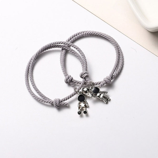 Pulsera con campana de piedra y imán de goma pequeño de astronauta
