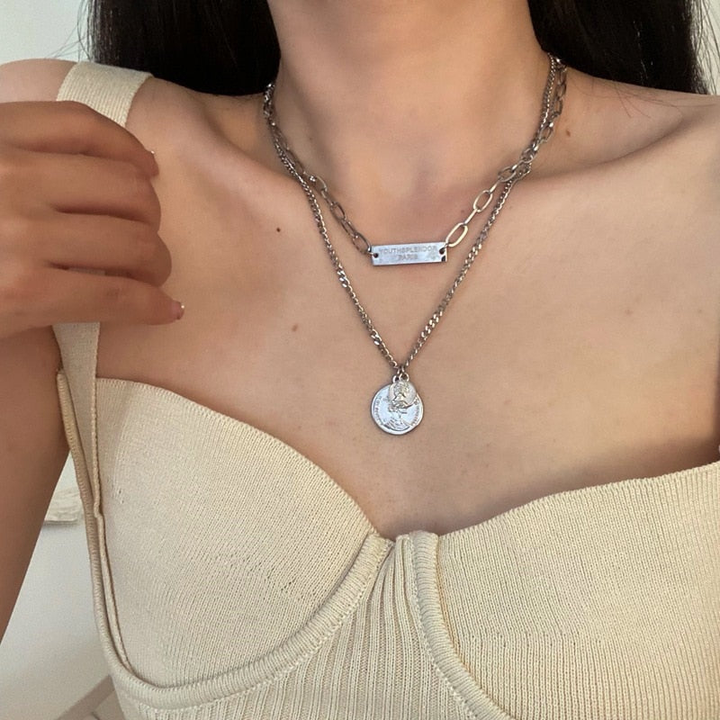European and American retro portrait of exaggerated thick chain necklace