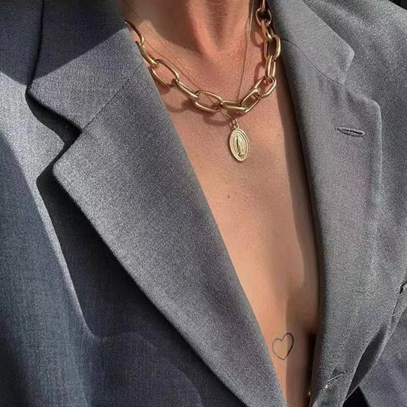 European and American retro portrait of exaggerated thick chain necklace