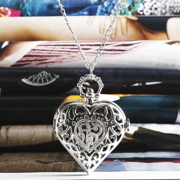 Reloj de bolsillo de cuarzo elegante, hueco y encantador con forma de corazón de plata.