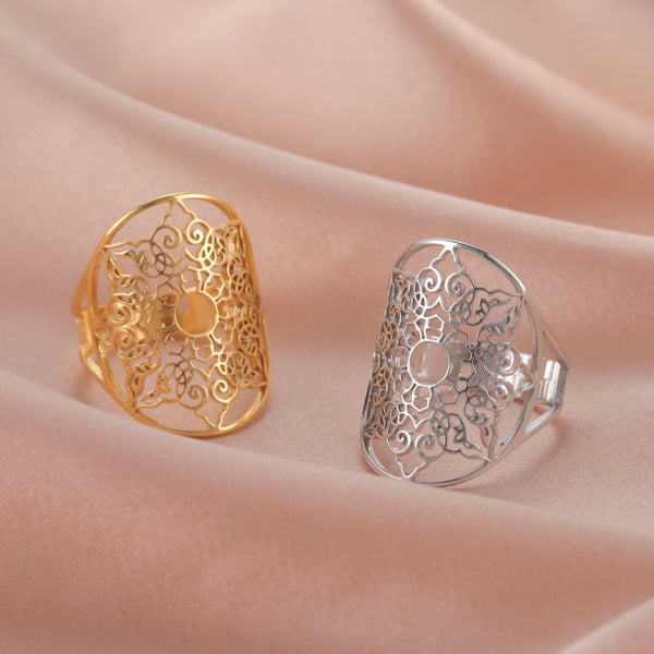 Anillo ajustable con filigrana geométrica de flores en color dorado
