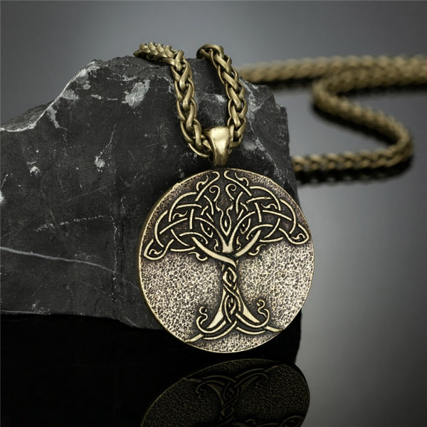 Collar vintage vikingo con el árbol de la vida