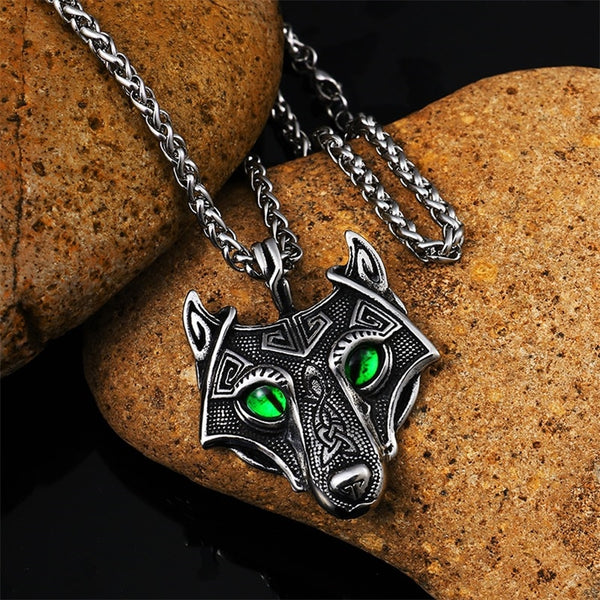 Collares de runas con cabeza de lobo vikingo