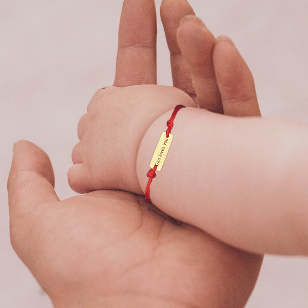 Pulsera con placa de identificación con fecha y nombre tallado para bebé