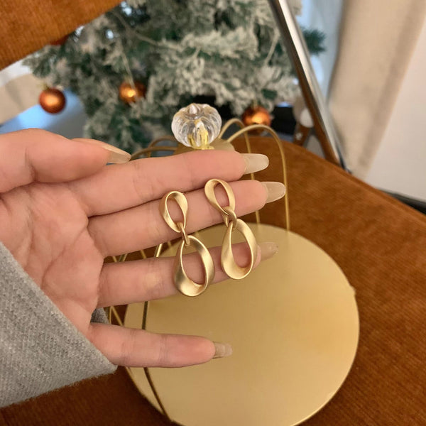 Pendientes de clip redondos irregulares de color oro mate