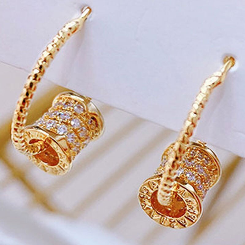 small Waist Modeling Gold Hoop Earrings