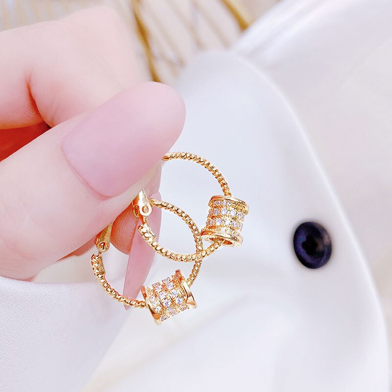 small Waist Modeling Gold Hoop Earrings