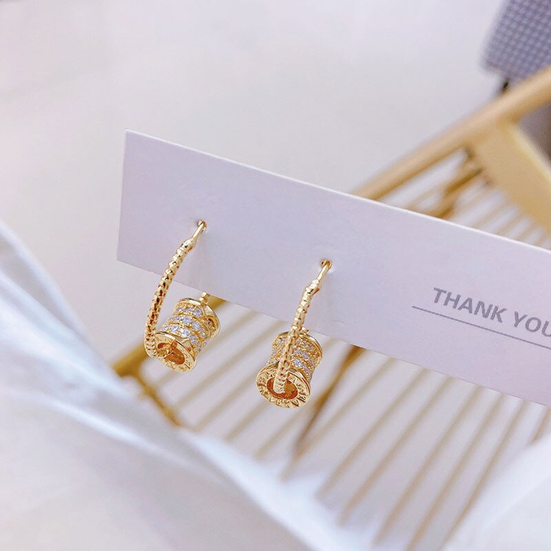 small Waist Modeling Gold Hoop Earrings