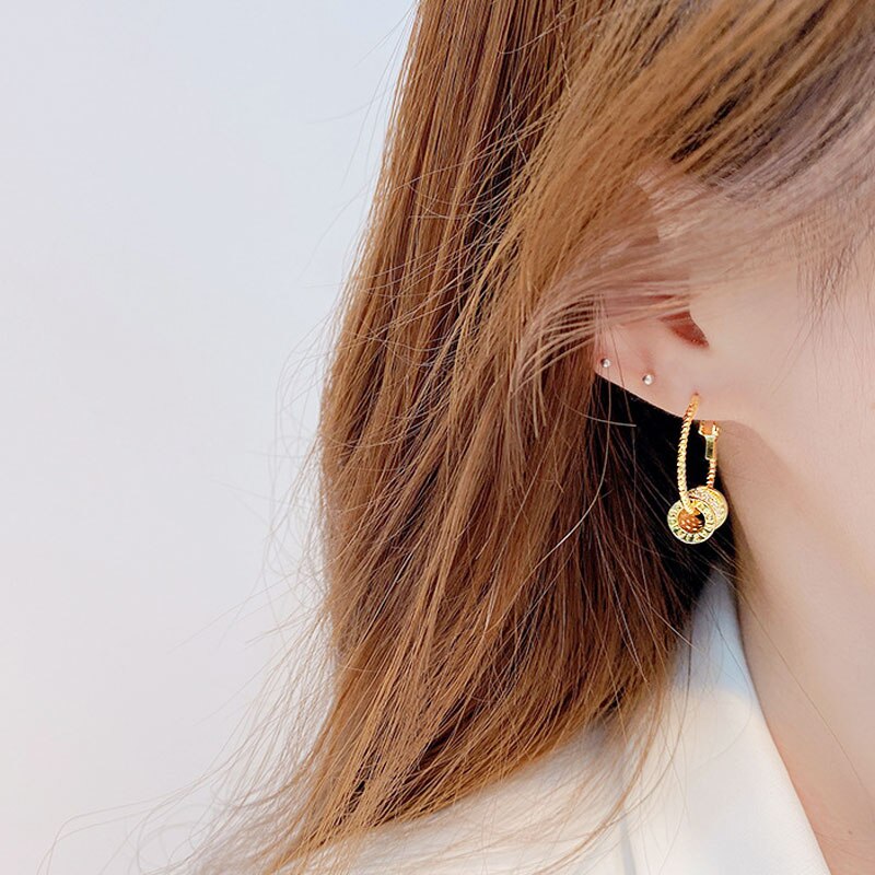 small Waist Modeling Gold Hoop Earrings