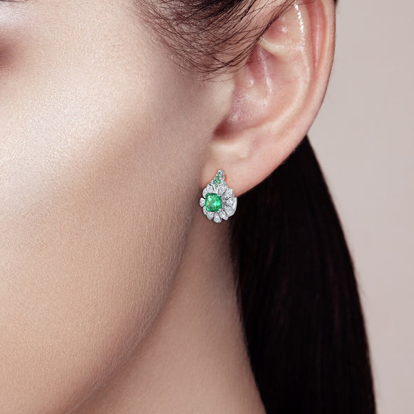 Pendientes de plata con brillantes espinelas verdes cuadradas y flor de circonita blanca