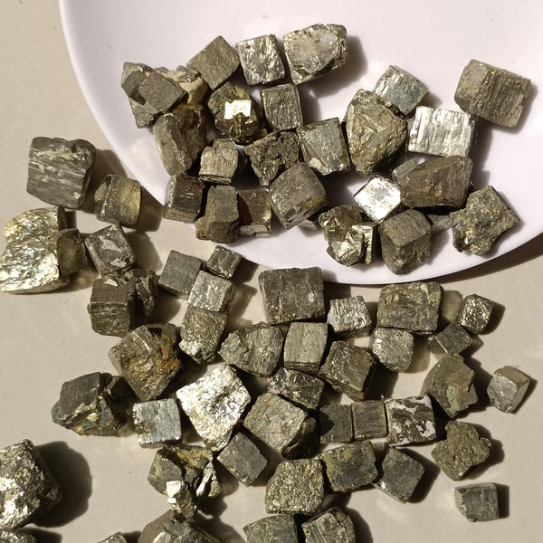 100 g de mineral irregular de pirita natural