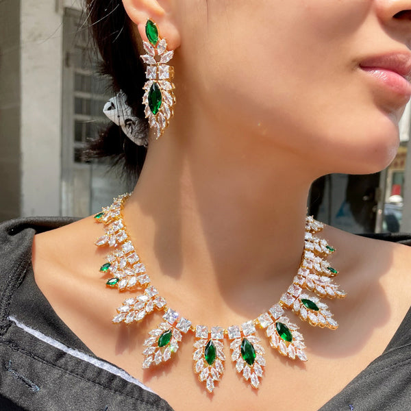 Conjunto de collar y pendientes colgantes con forma de hoja de circonita cúbica verde y blanca
