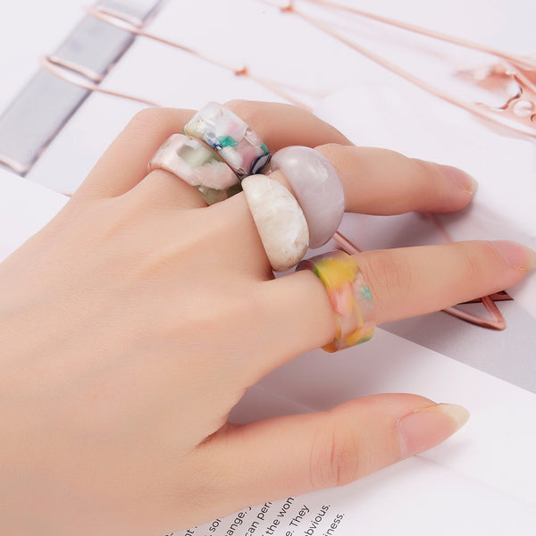 Conjunto de anillos geométricos redondos transparentes de resina acrílica de colores a la moda