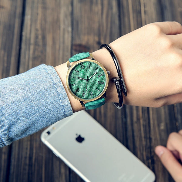 Reloj de pulsera analógico de cuarzo de lujo con cristal