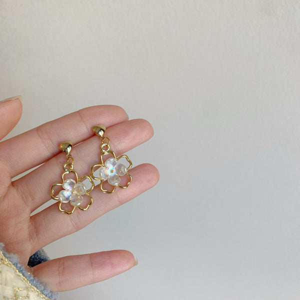 Pendientes de clip con flor de concha hueca francesa de moda