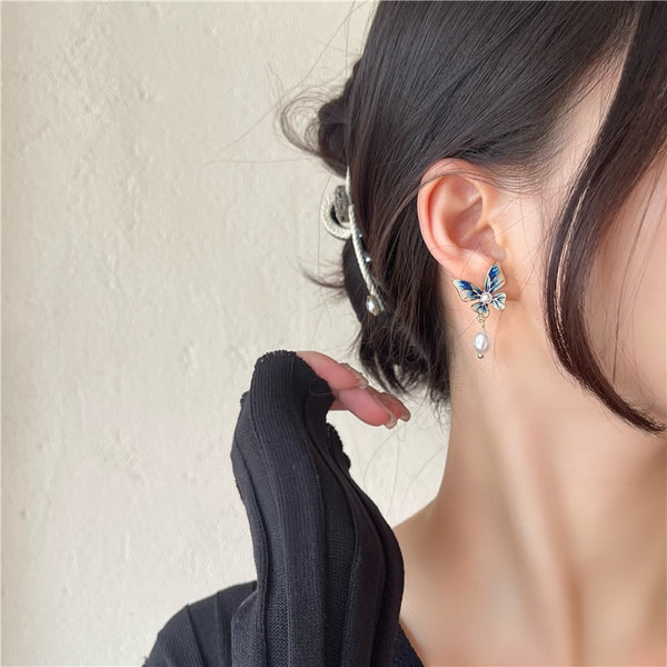 Pendientes de clip con perlas y mariposas de esmalte azul