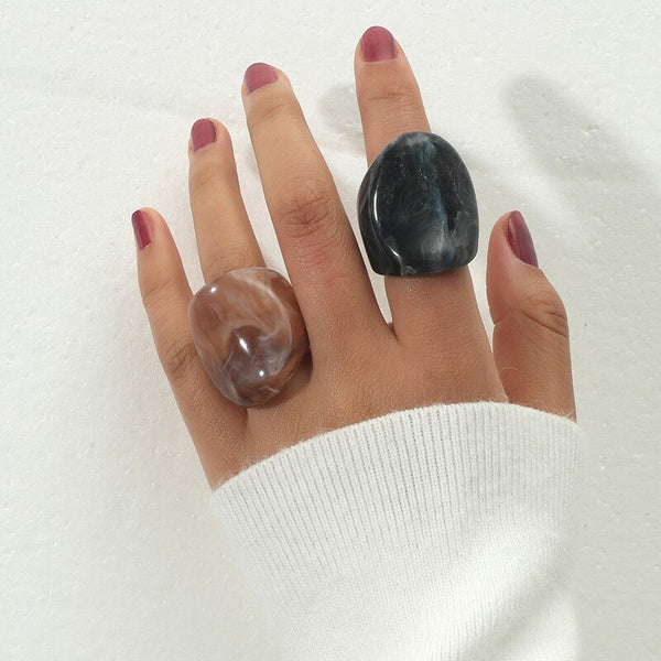 Anillos de textura con patrón de mármol irregular de moda