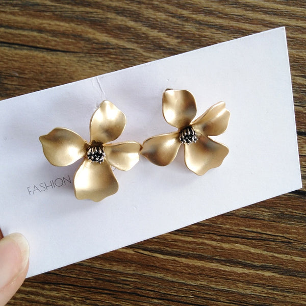 Pendientes de flores de metal color oro mate con clip para orejas sin perforar