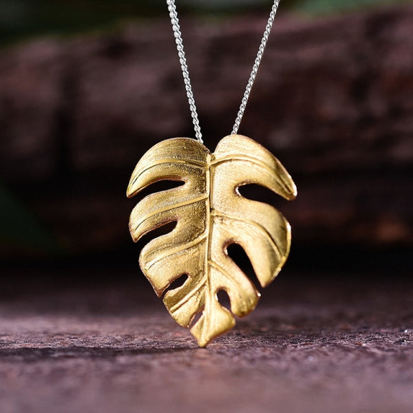 Colgante de oro de 18 quilates con diseño de hojas de monstera sin collar para mujer.