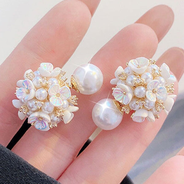 Ambos usan pendientes con encanto de perla, pendientes tipo botón, exquisitos y románticos pendientes de lujo con flores.
