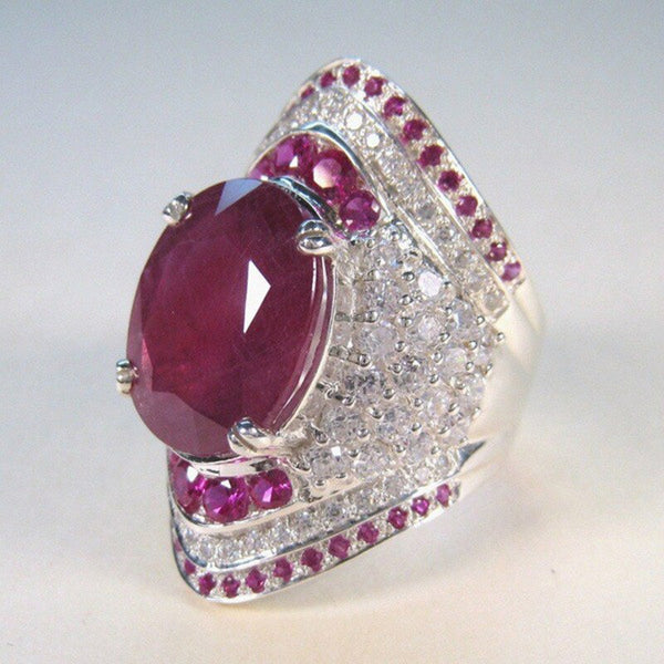 Anillo de bodas vintage con circonita cúbica y gran cristal rojo.