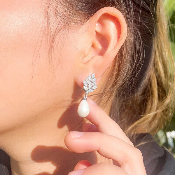 Delicados pendientes colgantes de perla con forma de hoja y circonita cúbica, sin perforar, con clip para la oreja.
