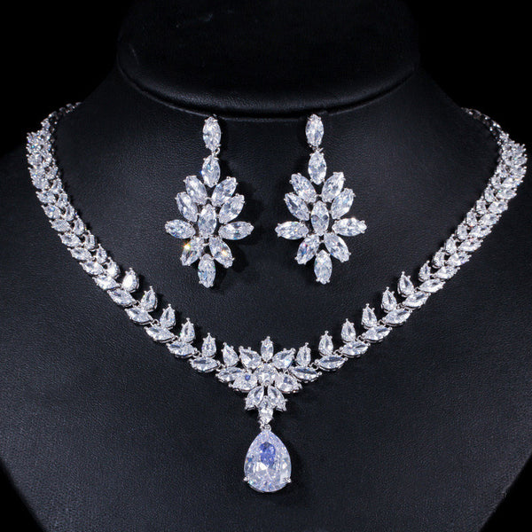 Conjunto de joyas de lujo con flor colgante grande de oro blanco y circonita cúbica