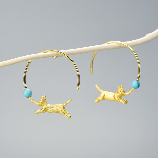 Pendientes de aro redondos con adorable gato corriendo y globo en plata de ley 925 con piedra verde