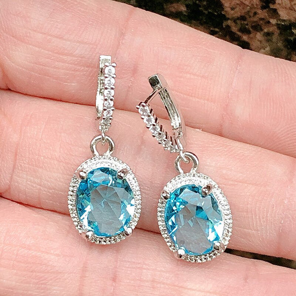 Pendientes de lujo para mujer con circonita azul aguamarina, clásicos pendientes de clip en color plata.