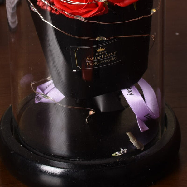 Rosa roja eterna con luz LED en cúpula de cristal para regalo de boda.