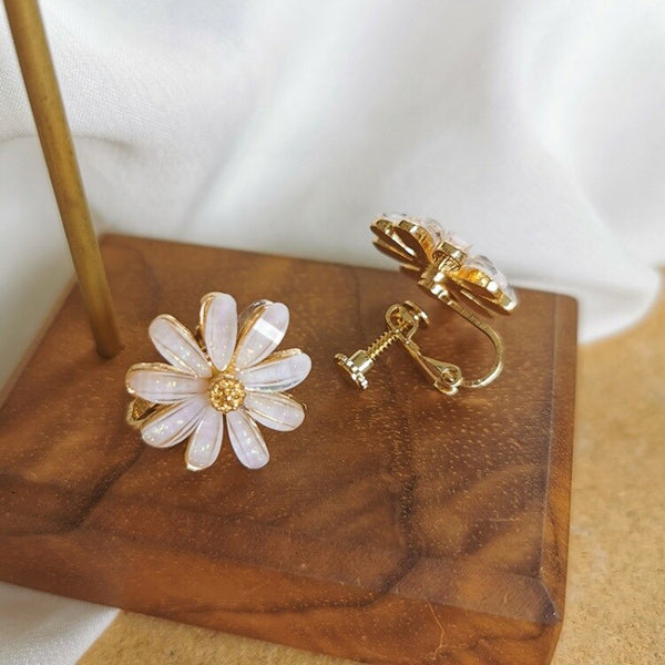 Pendientes de clip con pequeñas flores blancas frescas Pendientes sencillos de margaritas pequeñas