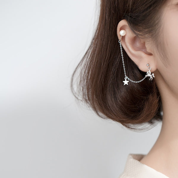 Pendientes minimalistas de clip con forma de puño y cadena de doble capa de perla en plata de ley 925
