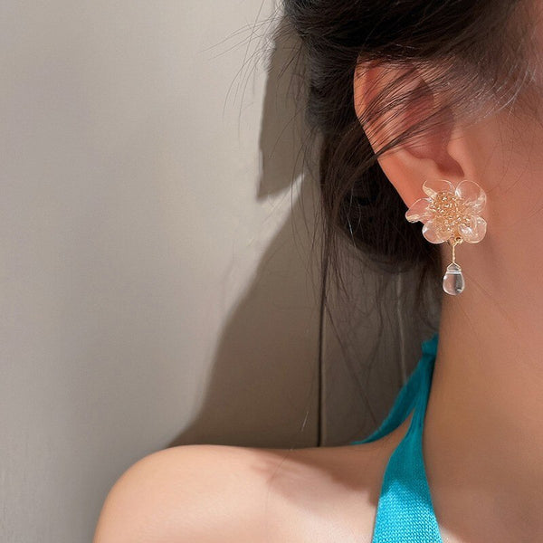 Clip para orejas con flores acrílicas frescas contratadas
