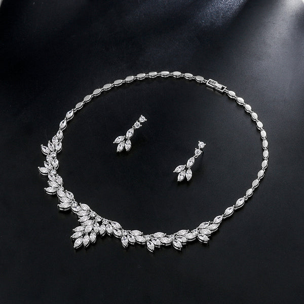 Conjunto de joyería nupcial con collar y pendientes colgantes de circonita cúbica brillante