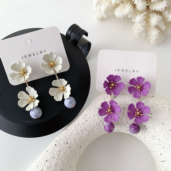 Pendientes de clip con elegantes pétalos de flores de metal blanco y morado de estilo coreano.