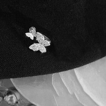 Pendientes elegantes de mariposa de cristal con clip para mujer, sin perforaciones.