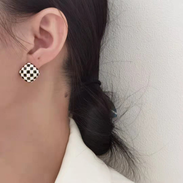 Pendientes de clip con forma de corazón redondo geométrico a cuadros blancos