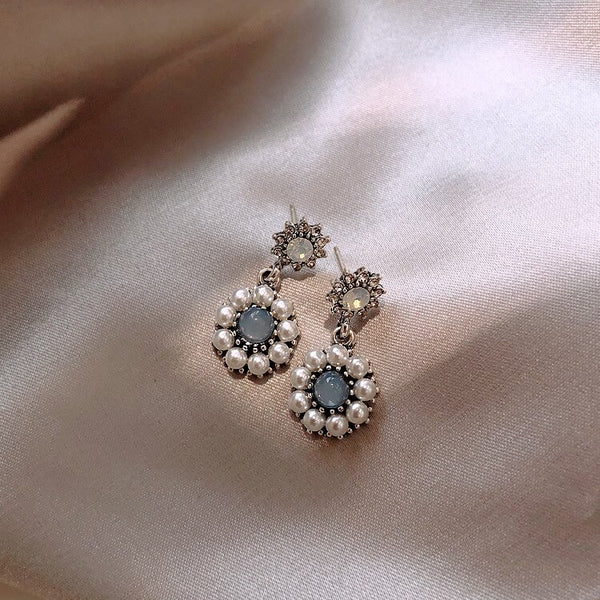 Pendientes sencillos de clip con piedra de resina azul claro
