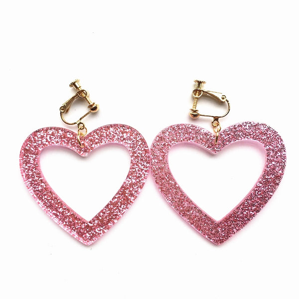 Pendientes de corazón rosa con lentejuelas brillantes y resina con cierre de rosca.