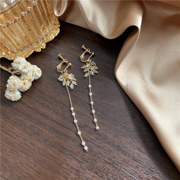 Pendientes largos con borlas de perlas y flores de cristal sencillas