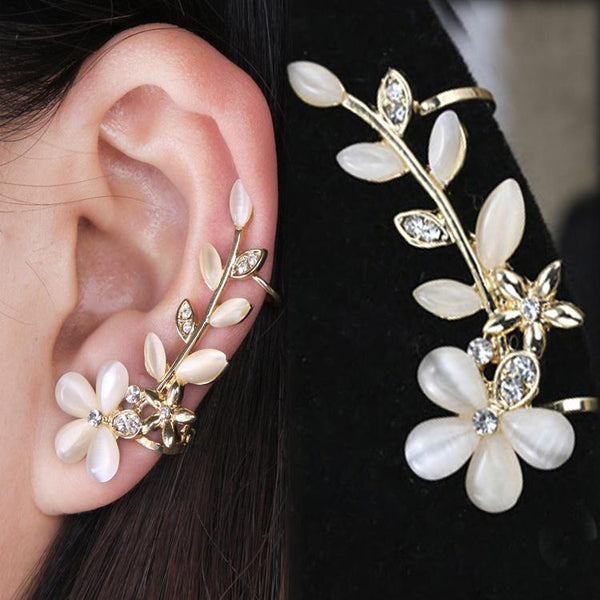 Pendiente dorado con clip para oreja izquierda con diamantes de imitación en forma de flor
