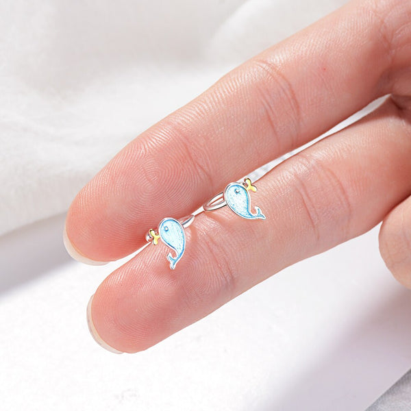 Hermosos pendientes de clip de pez ballena de cetáceos de esmalte azul sin perforación