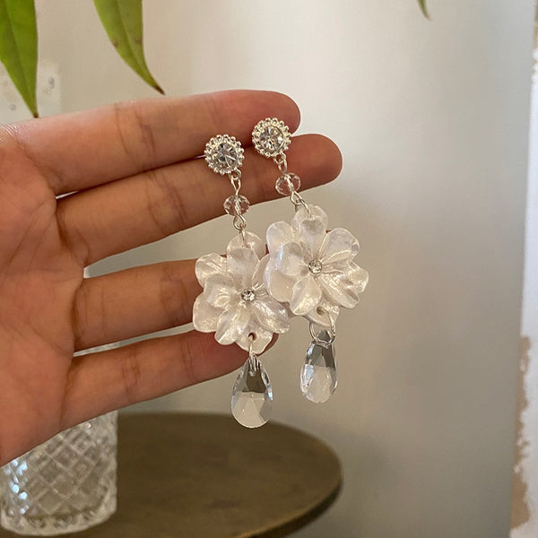 Pendientes largos de cristal con forma de flor de concha blanca francesa