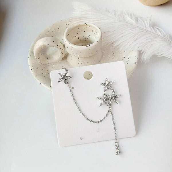 Pendientes asimétricos con forma de flor y clip para la oreja