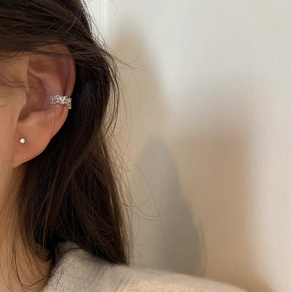 Pendientes de clip con perlas y cristales de circonita cúbica dorados de moda