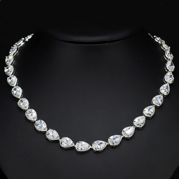 Gargantilla redonda con eslabones en forma de gota de agua y circonita cúbica blanca transparente, ideal como regalo de aniversario o fiesta.