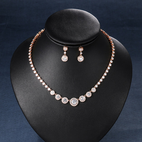 Conjunto de collar y pendientes de boda con circonita cúbica brillante de corte redondo y halo clásico