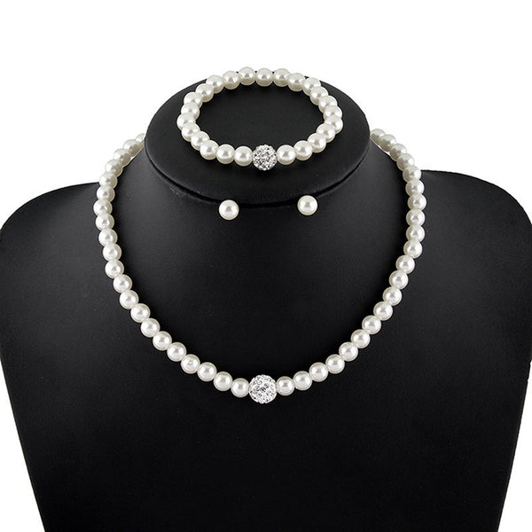 Conjunto de 4 piezas de joyería clásica de moda con perlas de imitación plateadas y transparentes.